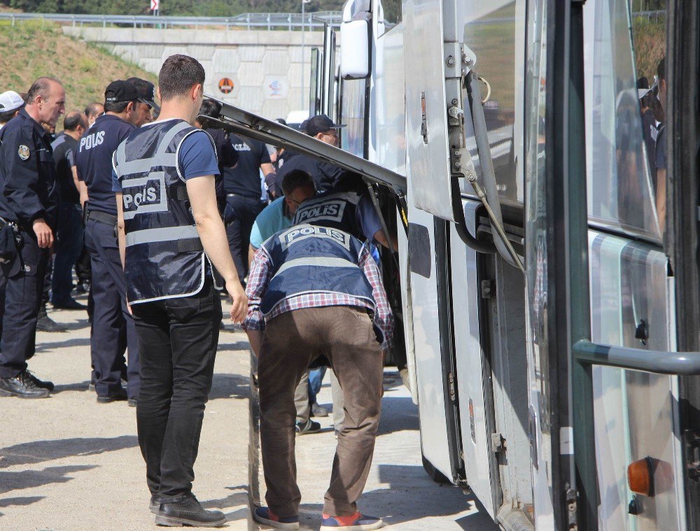 Beşiktaş Taraftarı Bursa Girişinde Aranıyor, Beyzbol Sopası Ve Bıçak Ele Geçirildi