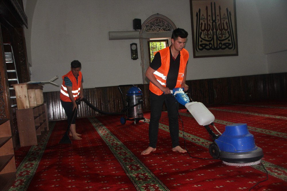 Camilerde Halılar Yıkanarak, Cami İçine Gül Suyu Sıkılıyor