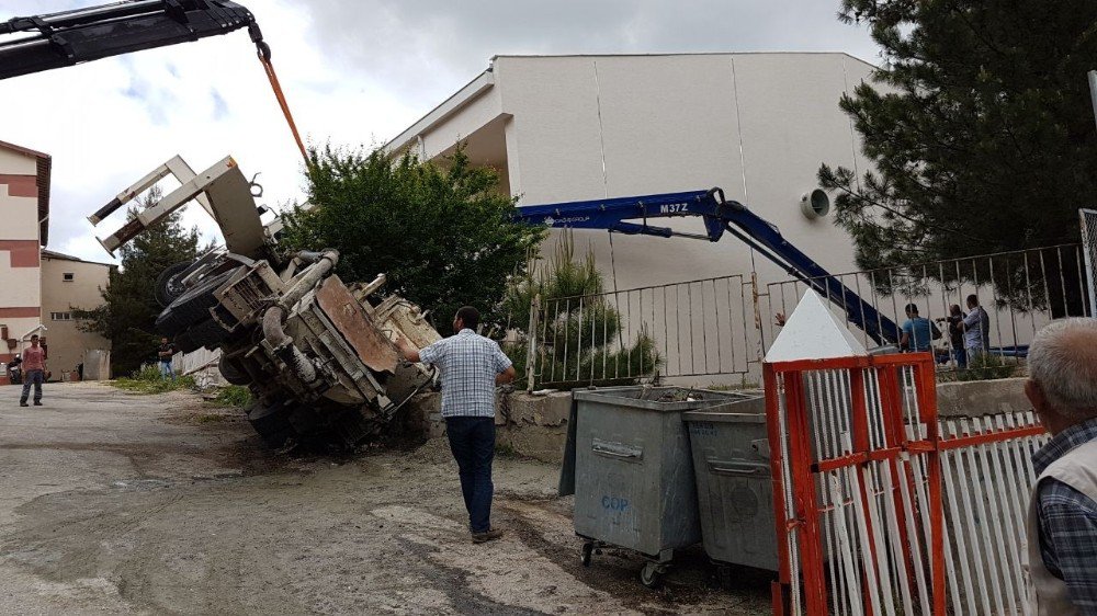 İki Okul Arasındaki İnşaata Beton Döken Pompa Aracı Devrildi