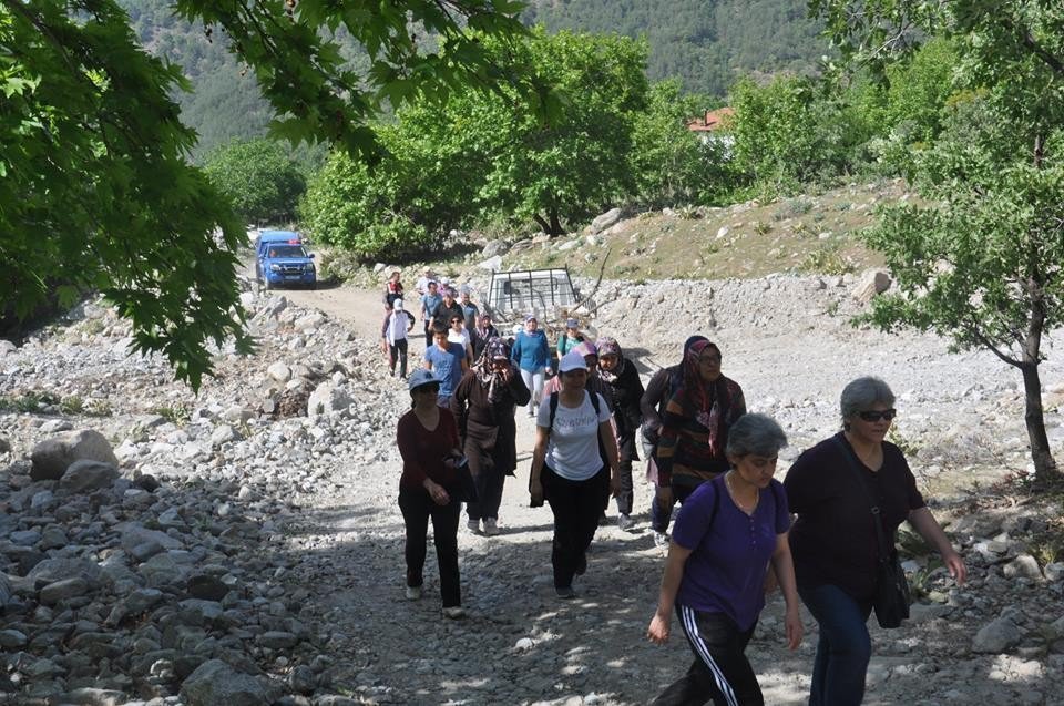 Başkan Erol, Yürüyüş Sonunda Karanfil Dağıttı