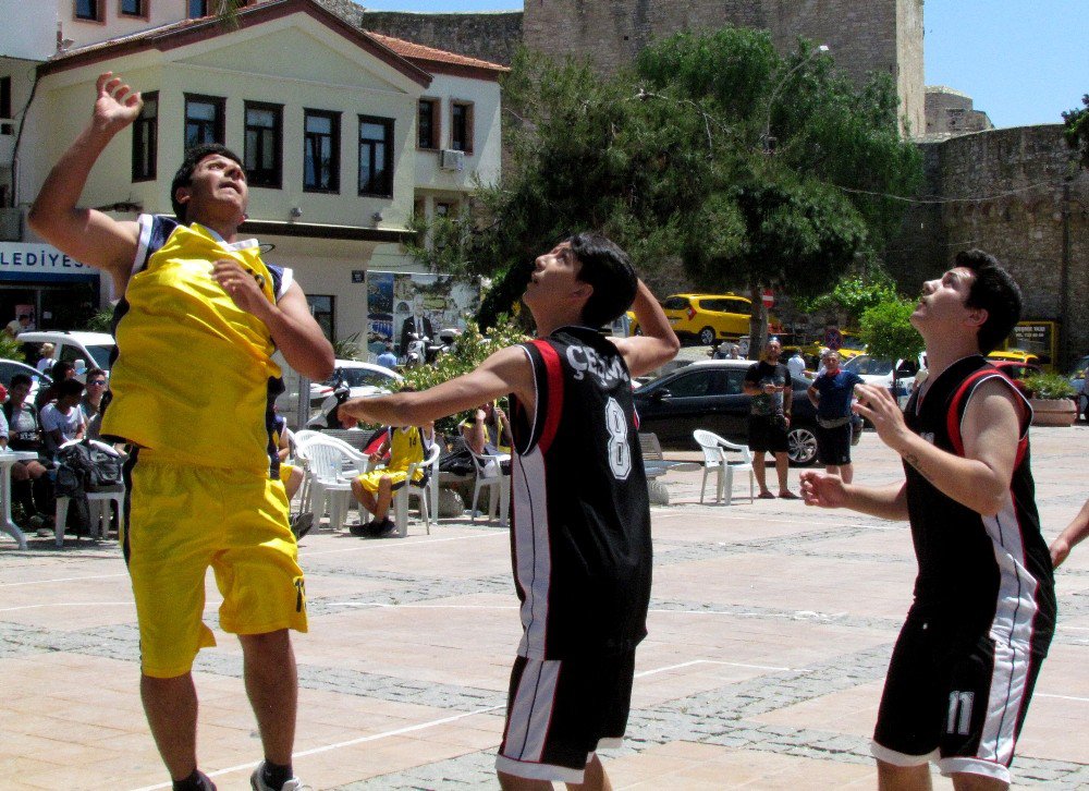 Çeşme’de Sokak Basketbolu Turnuvası