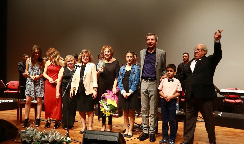 Eserler Anneler İçin Söylendi