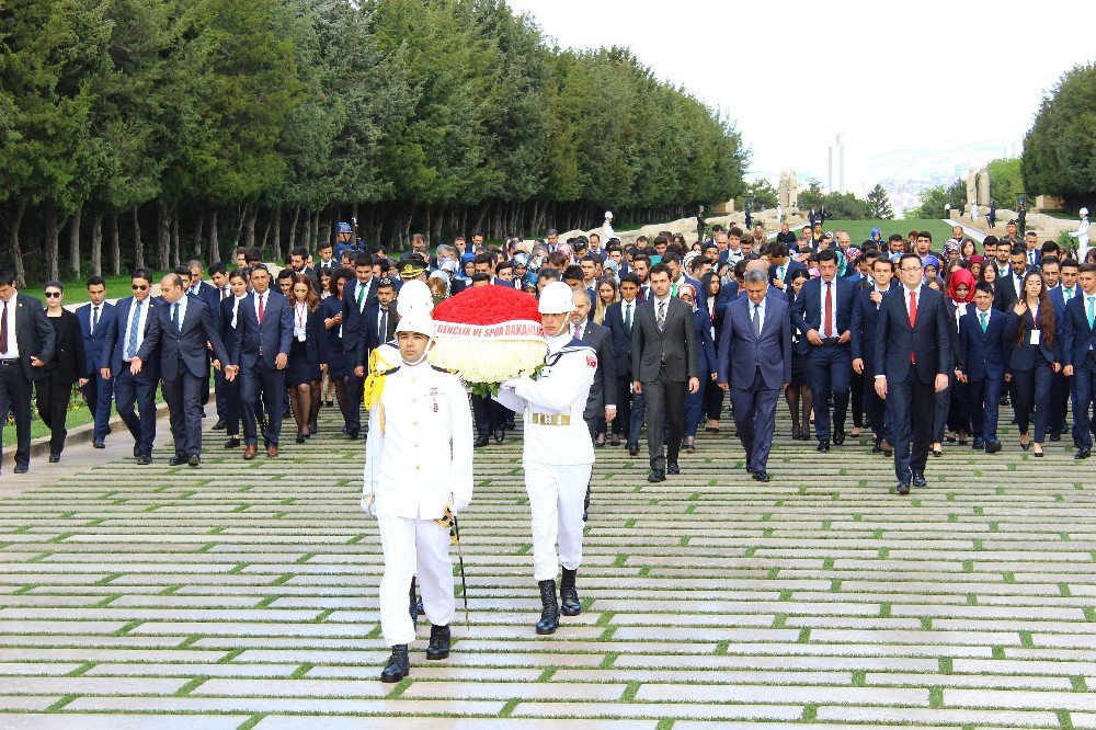 Gençlik Ve Spor Bakanı Kılıç, Anıtkabir’i Ziyaret Etti