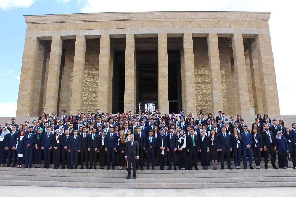 Gençlik Ve Spor Bakanı Kılıç, Anıtkabir’i Ziyaret Etti