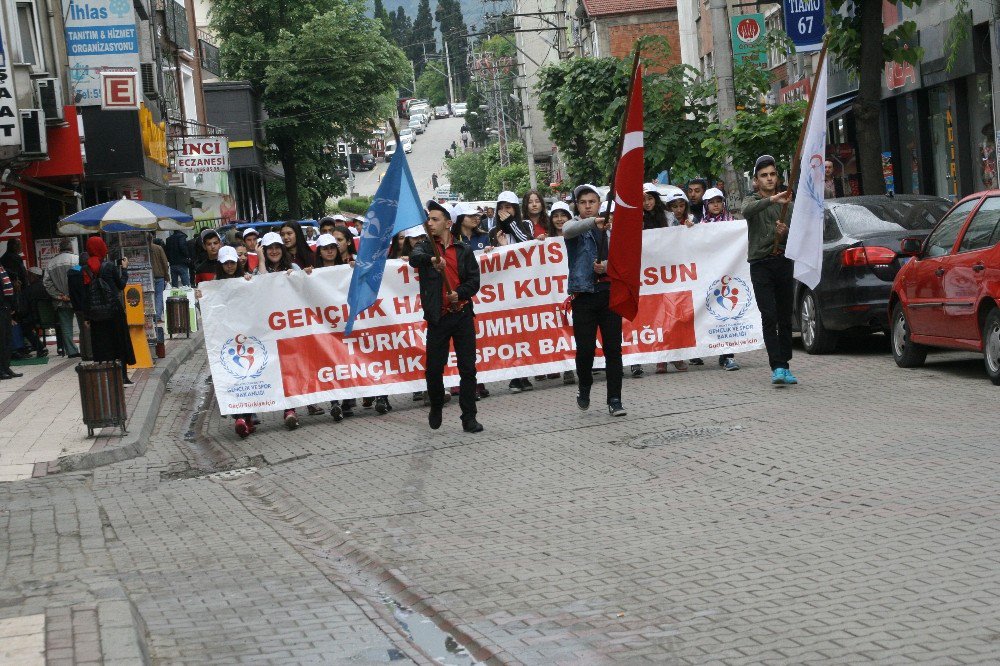 Gençler “Gençlik Yürüyüşünde “Bir Araya Geldi