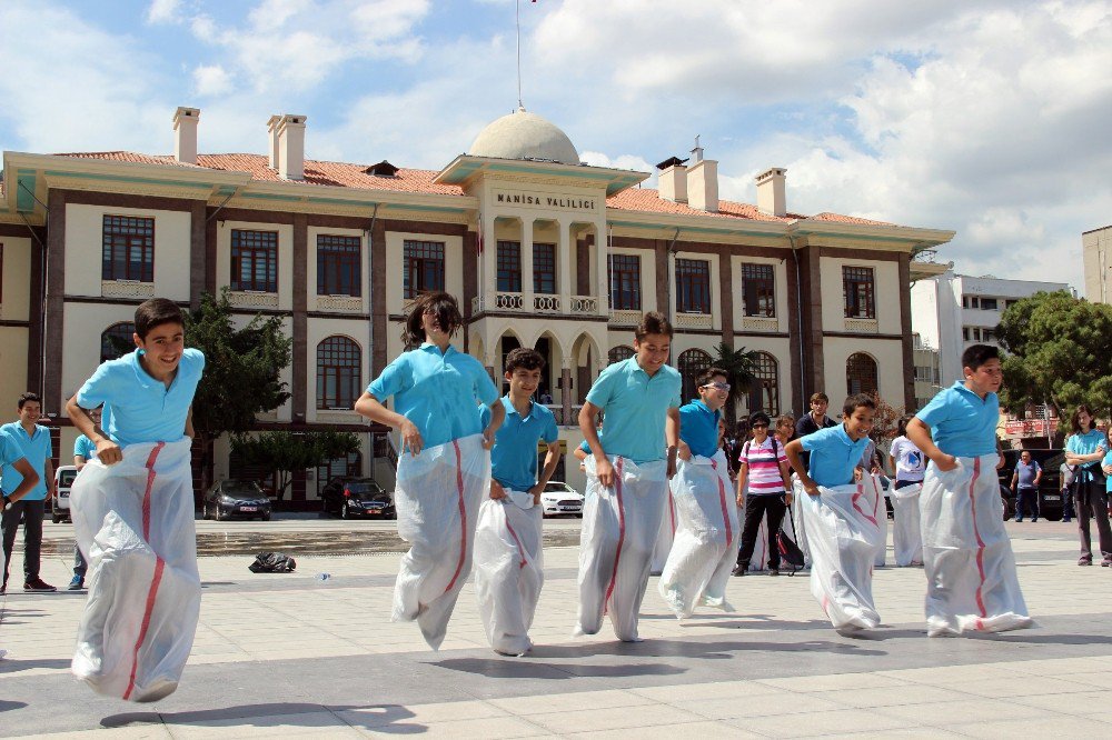 Gençlik Haftası Renkli Görüntülerle Başladı