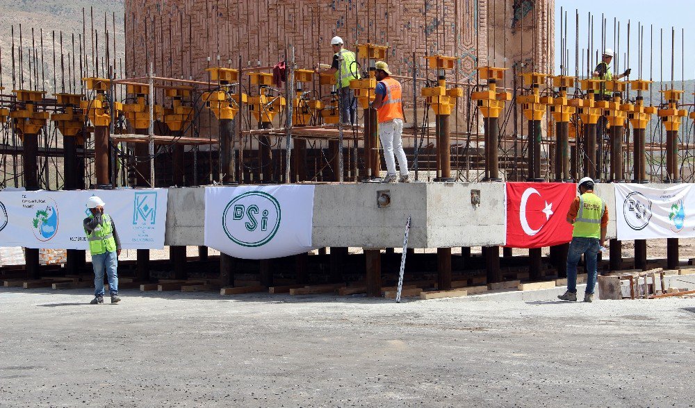 Zeynel Bey Türbesi Yeni Yerinde Zeminle Buluşuyor