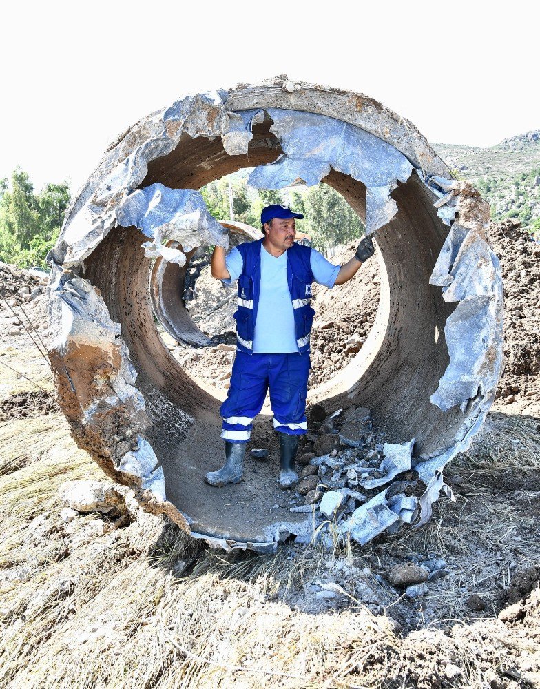 İzmir’in 3 Büyük İlçesinde Sular Kesildi, Ekipler Alarmda