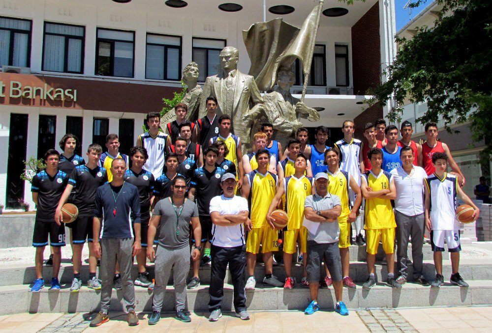 Çeşme’de Sokak Basketbolu Turnuvası