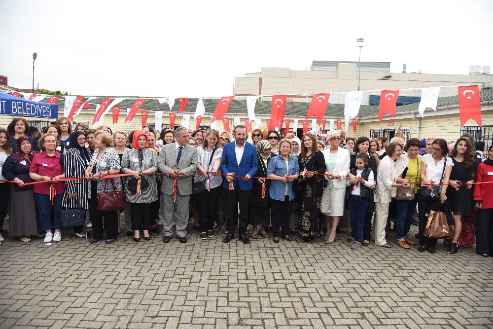 İzmek Kursiyerlerine Belgeleri Teslim Edildi