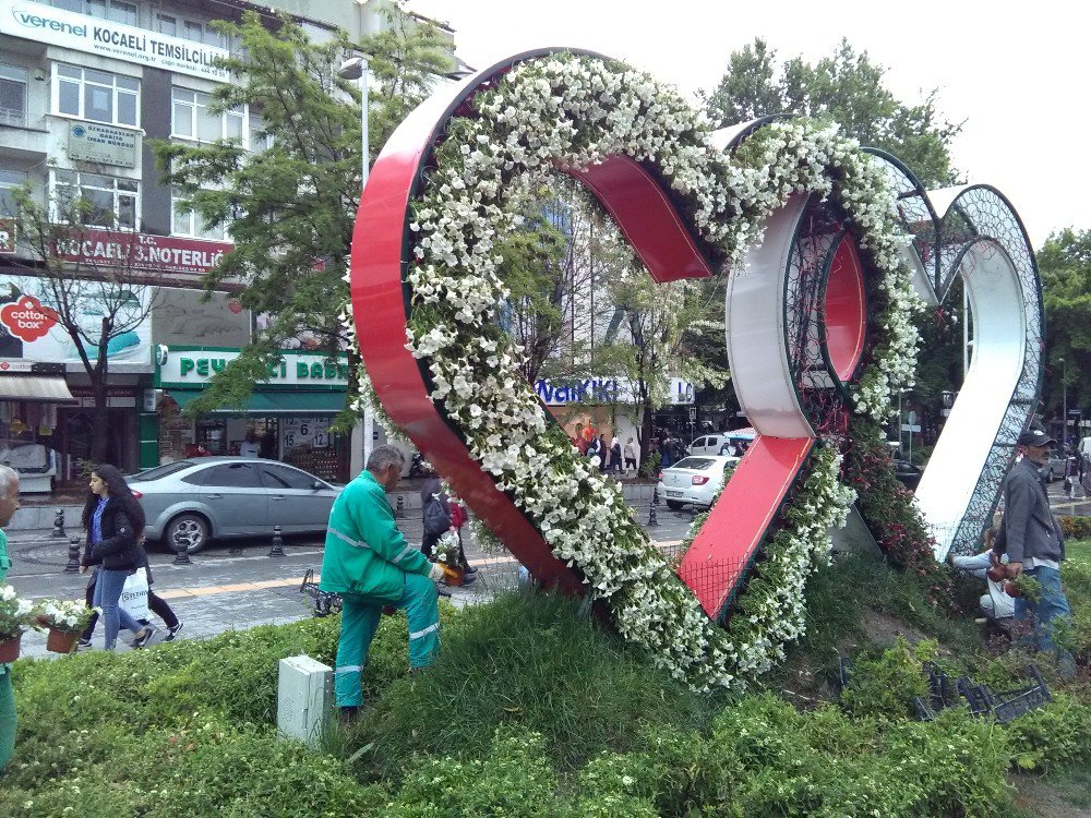 İzmit Parkları Mevsimlik Çiçeklerle Süslendi