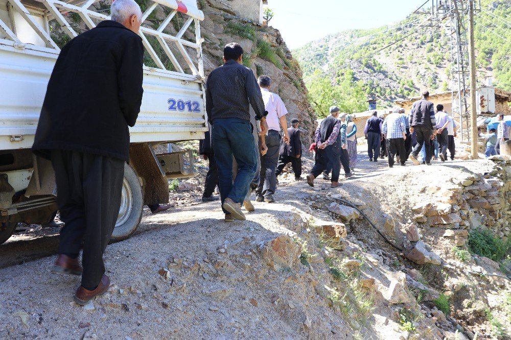 Toprak Yola Karanfil Atıp Asfalt Yol İstediler