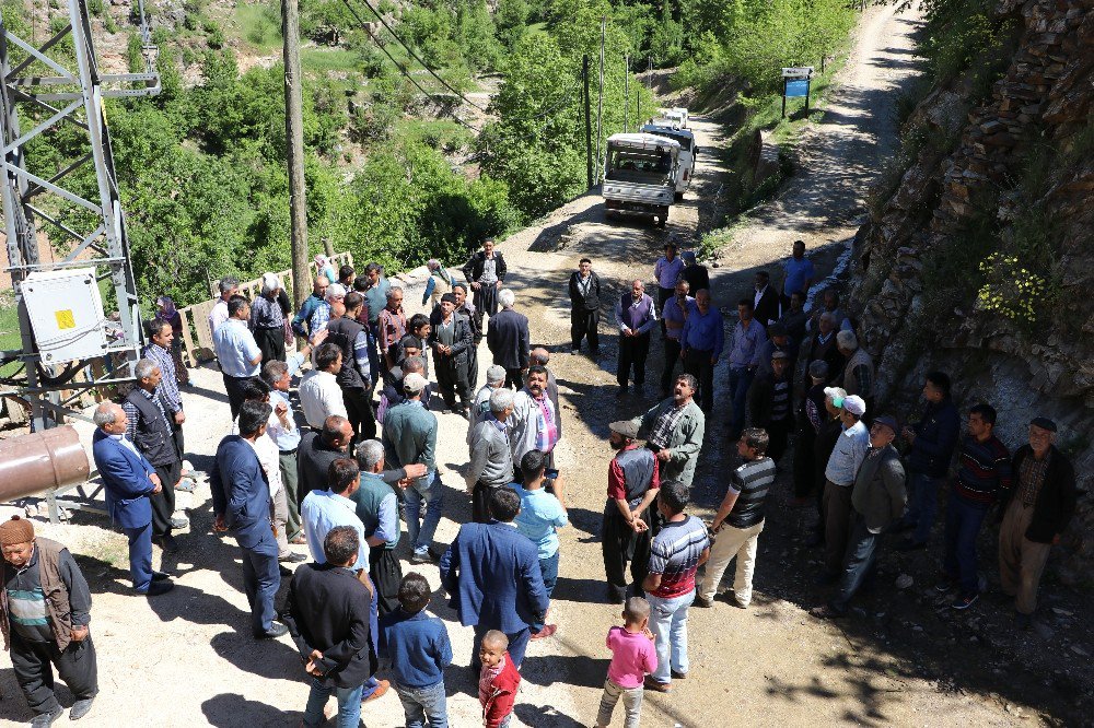 Toprak Yola Karanfil Atıp Asfalt Yol İstediler