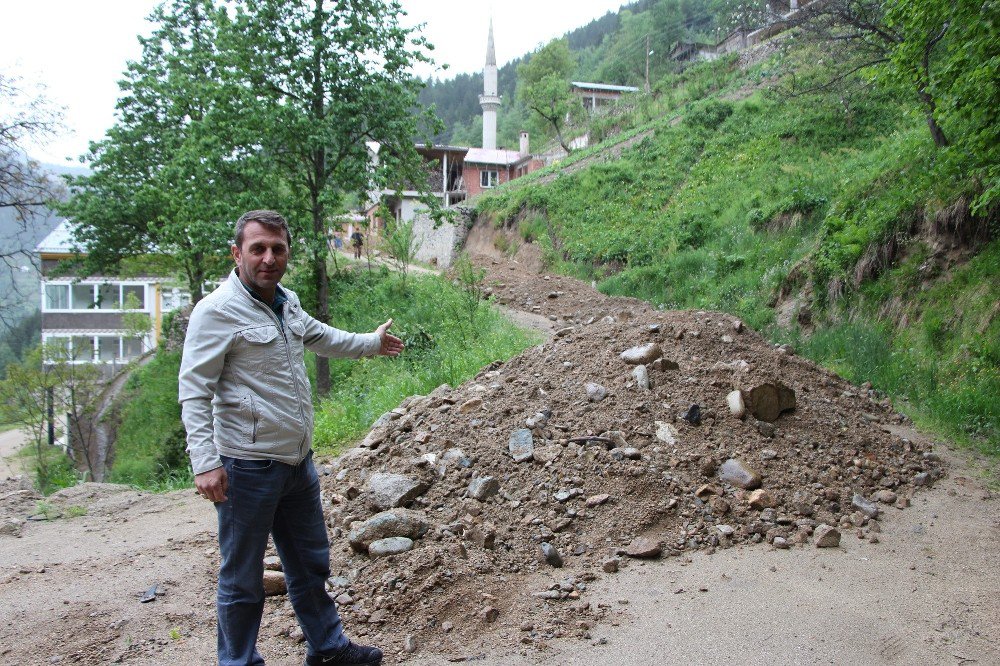 Bir İnat Uğruna Mahalle Yolunu Ulaşıma Kapattı