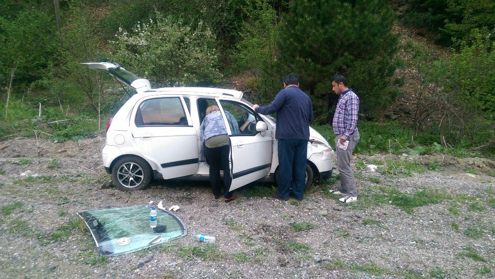 Yoldan Çıkan Otomobil Takla Attı: 2 Yaralı