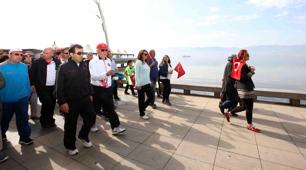 Başkan Karaosmanoğlu, "Geleceğimizi Gençlerle Aydınlık Görüyorum"