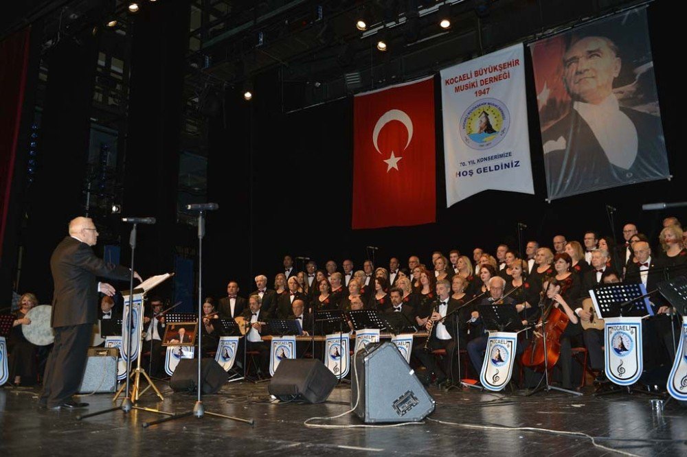 Büyükşehir Korosu 70. Yılını Konserle Kutladı