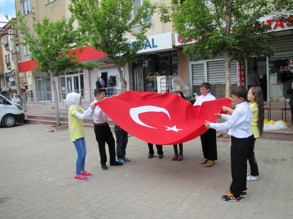 10’uncu Yıl Marşı’nı İşaret Diliyle Söylediler