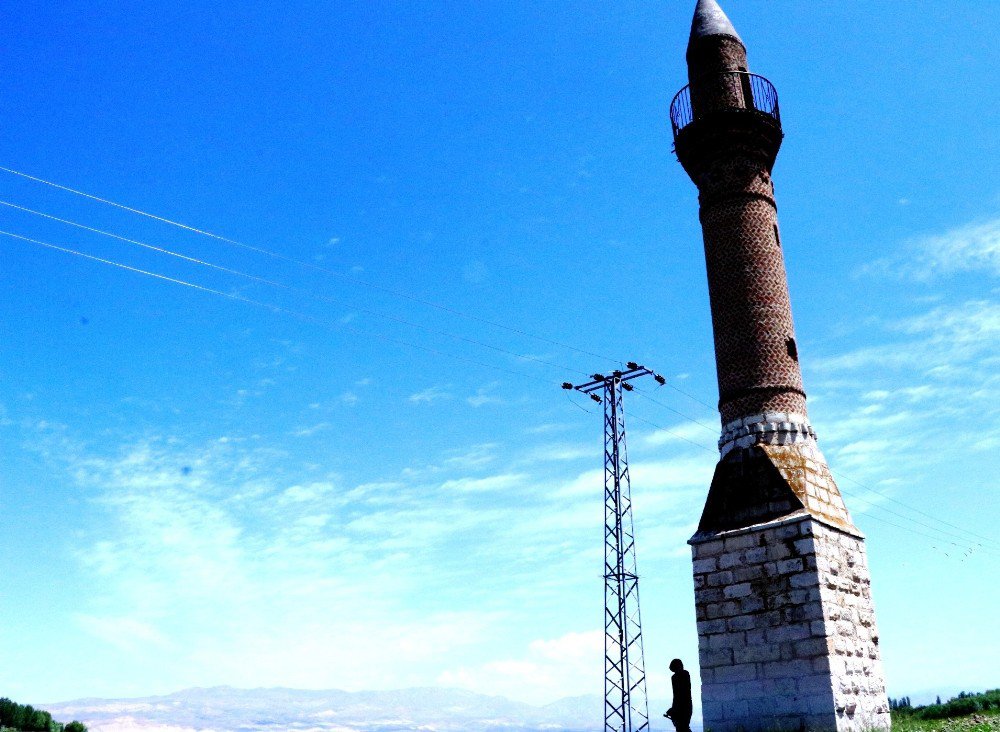 ’Yalnız Minare’ Zamana Meydan Okuyor