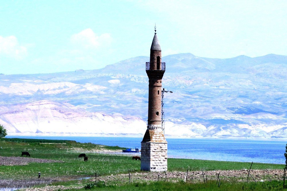 ’Yalnız Minare’ Zamana Meydan Okuyor