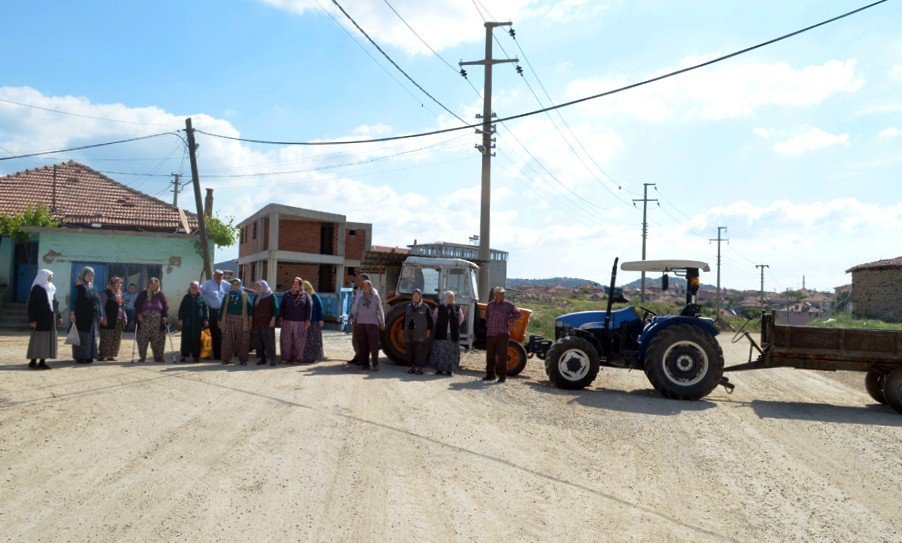 Köylü Kadınlar Yolu Trafiğe Kapattı