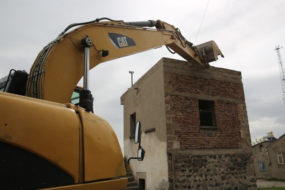 Kazımkarabekir’de Mahalle Halkı Geri Dönüşüm İçin Evlerini Kendileri Yıkıyor