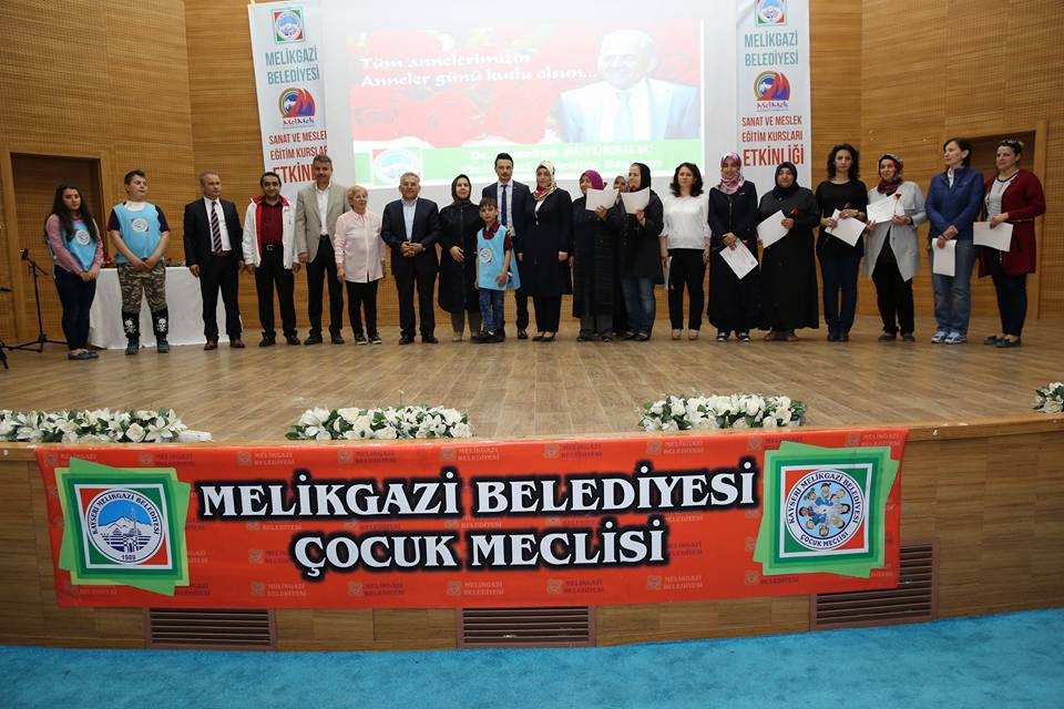 Melikgazi Belediyesinden Kursiyer Annelerine Karanfilli Kutlama