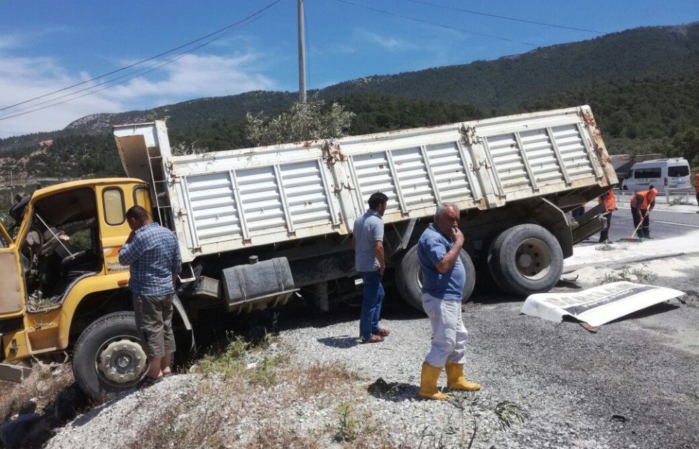 Milas’ta Maden Yüklü Kamyon Kaza Yaptı; 1 Yaralı