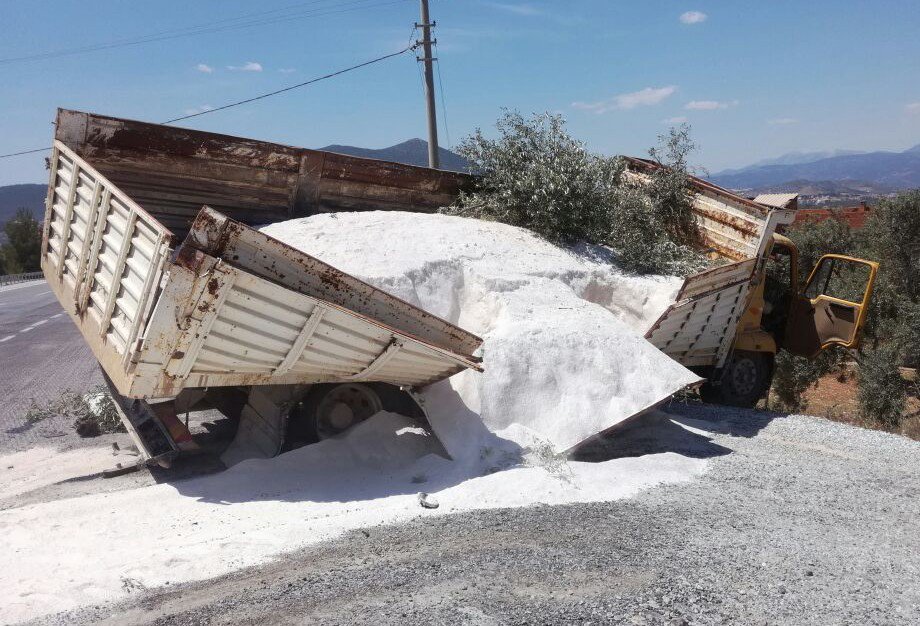 Milas’ta Maden Yüklü Kamyon Kaza Yaptı; 1 Yaralı