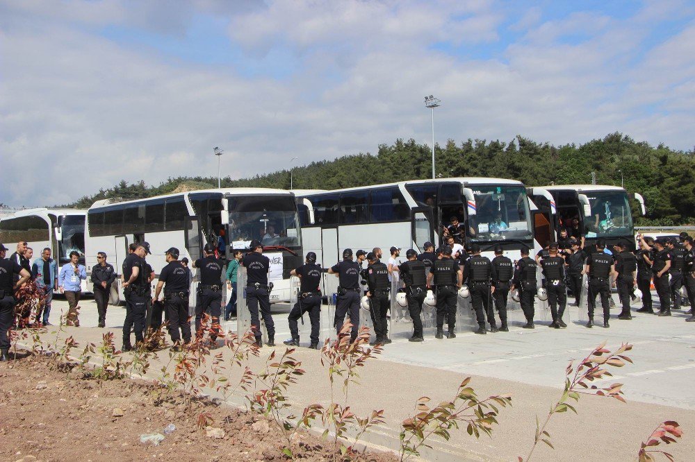 Beşiktaş Taraftarı Bursa Girişinde Aranıyor, Beyzbol Sopası Ve Bıçak Ele Geçirildi