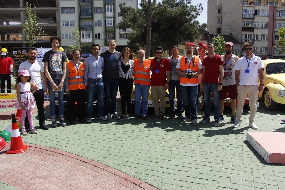 Klasik Arabalar İle Hastalığına Teşhis Konulamayan Naz Bebeğe Dikkat Çekiyorlar