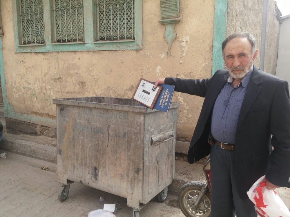 Abd Hava Kuvvetleri’nden Aldığı Ödülleri Çöpe Attı