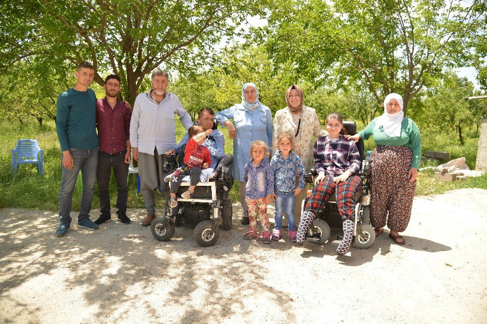 Başkan Atilla’nın Eşinden Engelli Kardeşlere Ziyaret