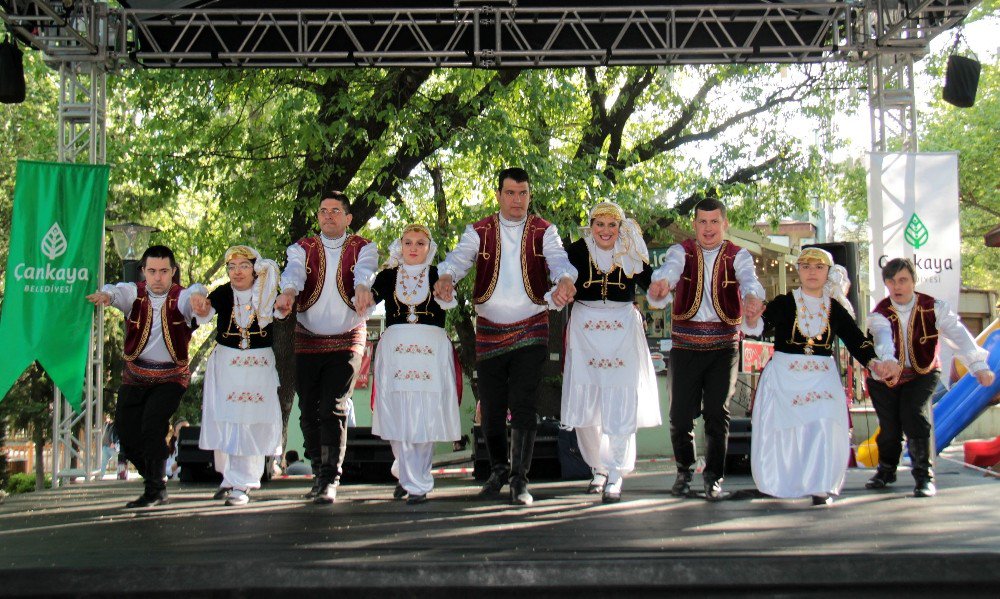 Ç’engel Kafe Halk Dansları Topluluğu’ndan Anlamlı Performans