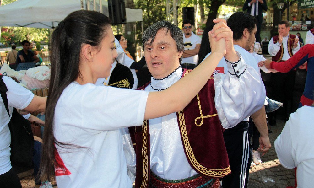 Ç’engel Kafe Halk Dansları Topluluğu’ndan Anlamlı Performans