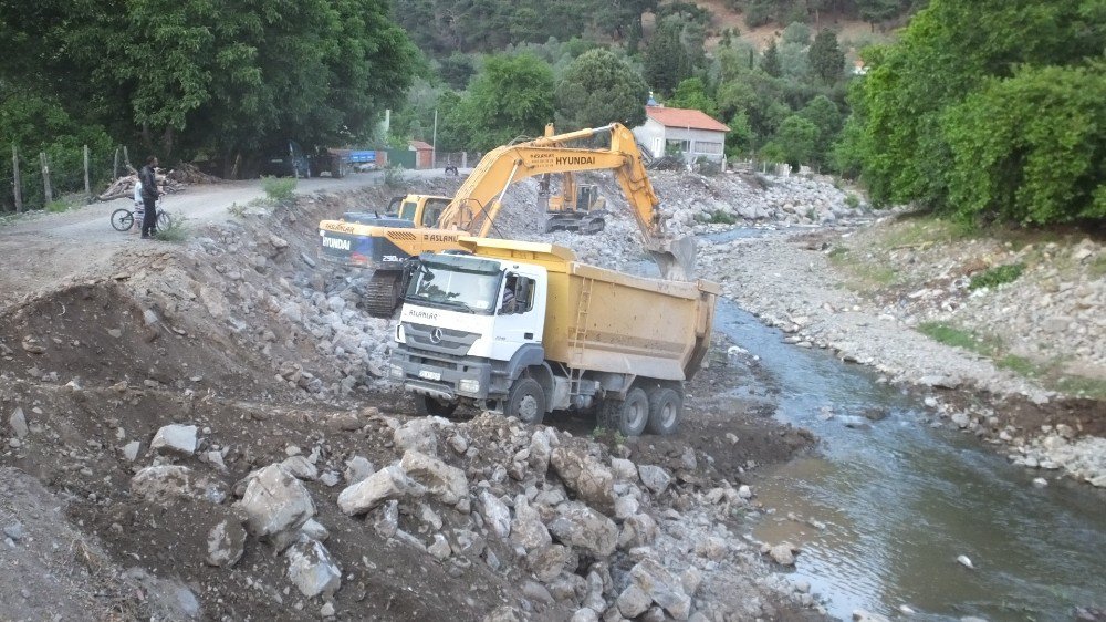 Karadere Taşkınlardan Korunacak