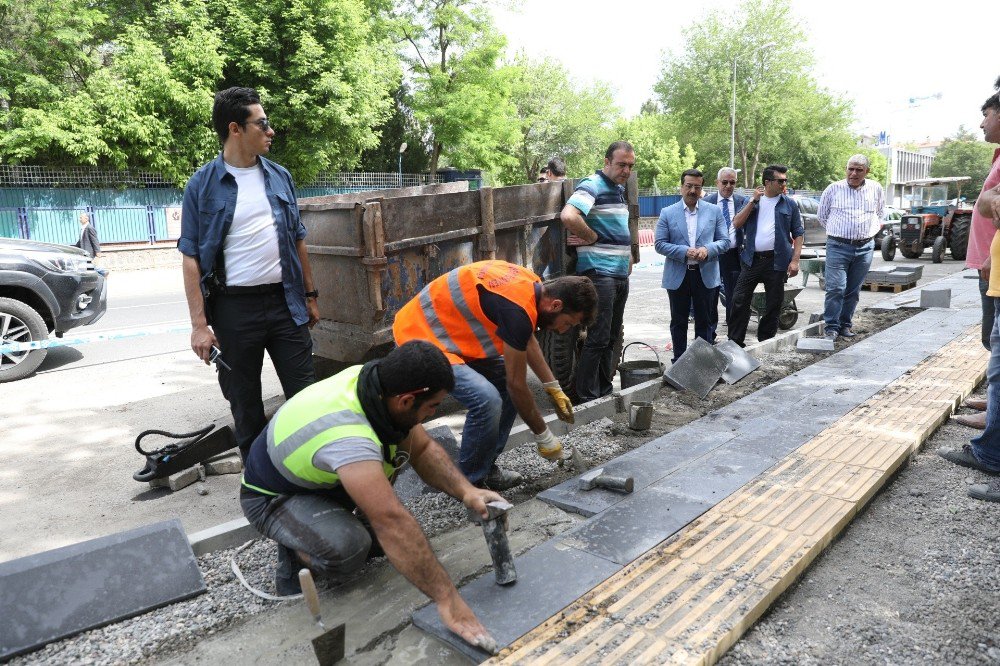 Başkan Atilla, Kaldırım Çalışmalarını Denetledi