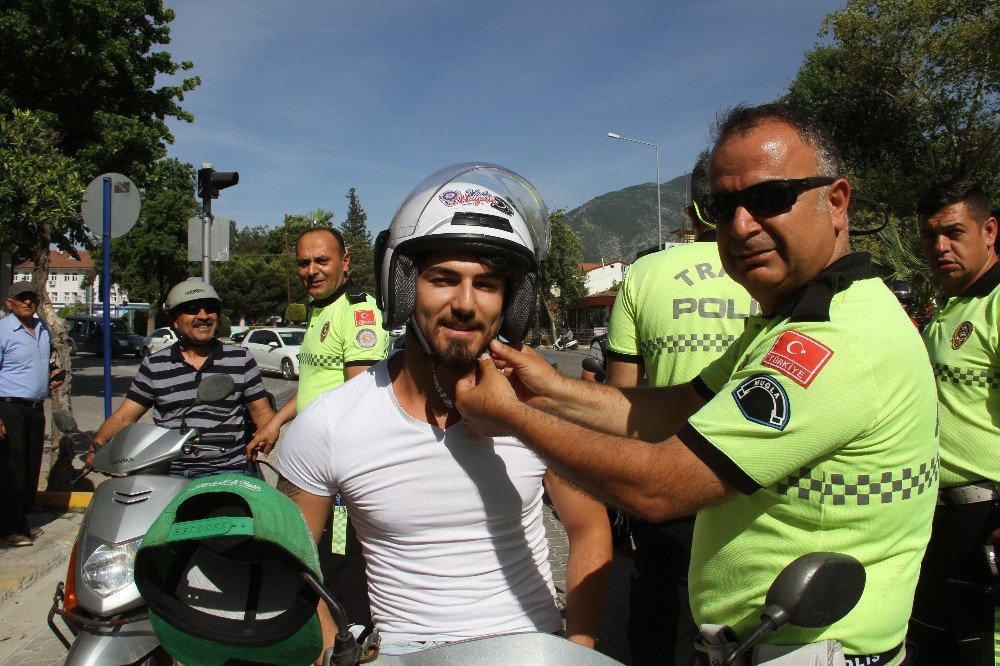 Fethiye’de Polisler Motosiklet Sürücülerine Kask Hediye Etti