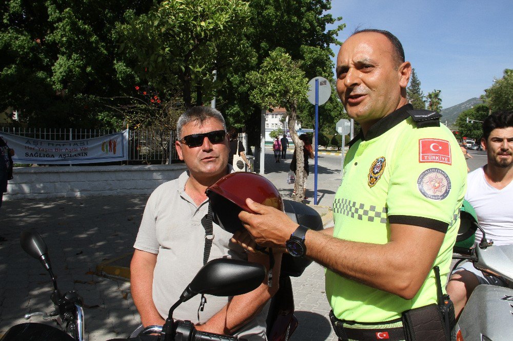 Fethiye’de Polisler Motosiklet Sürücülerine Kask Hediye Etti