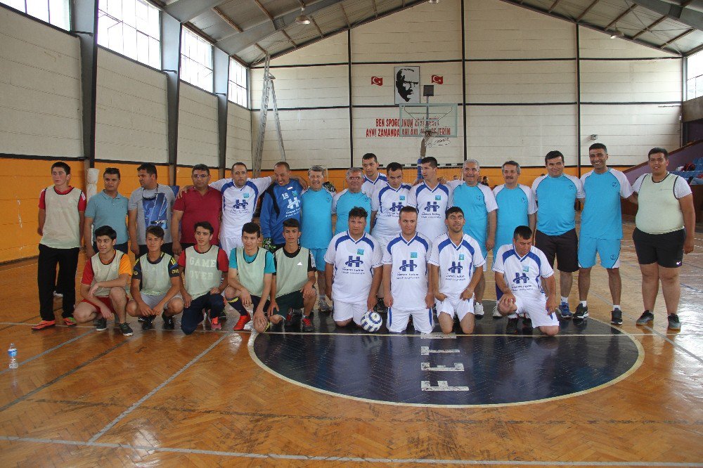 Fethiye’de Protokol Özel Sporcularla Futsal Oynadı