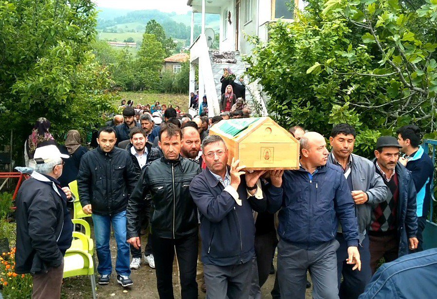 Havuzda Boğulan 3 Yaşındaki Emre Samsun’da Toprağa Verildi