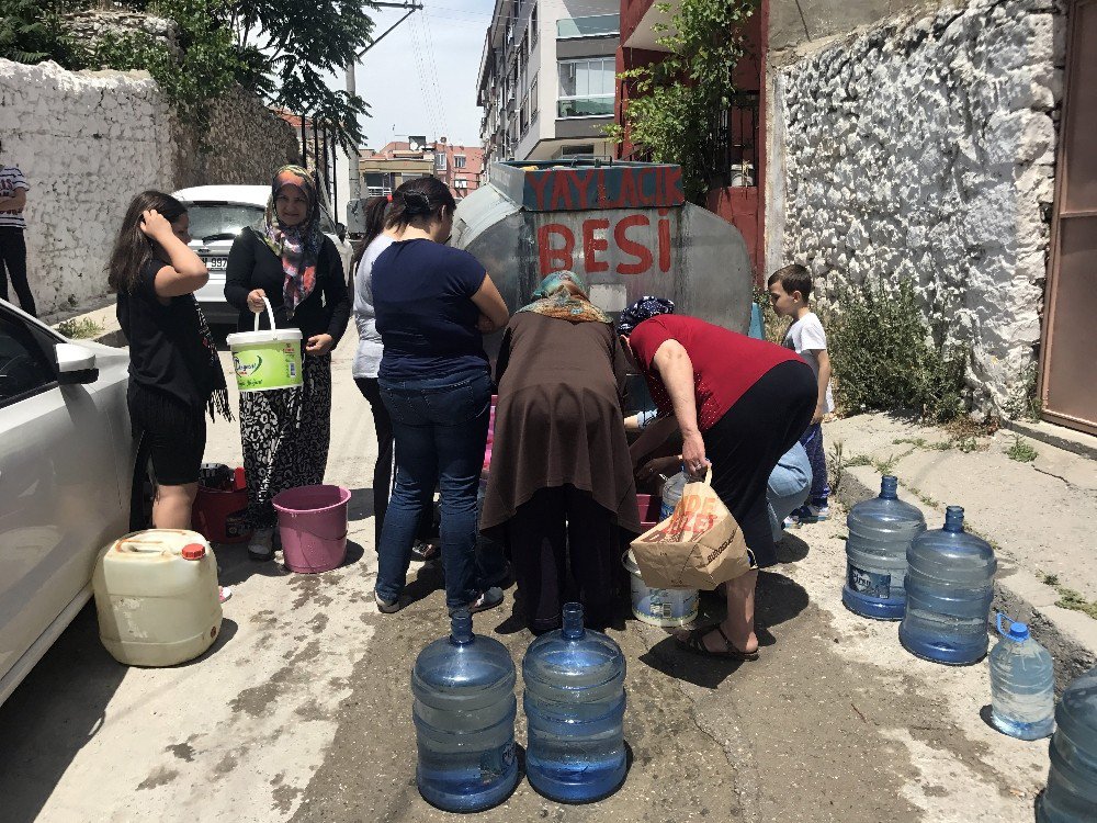 İzmir’de Damacanalarla Su Çilesi