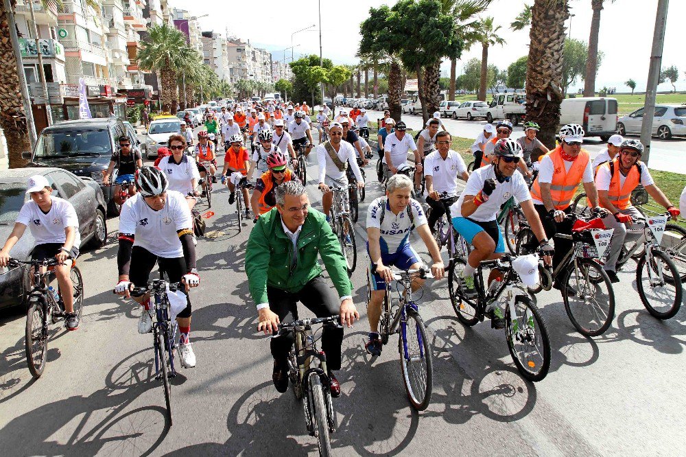 Karşıyaka’da Feridun Düzağaç İle Gençlik Şöleni