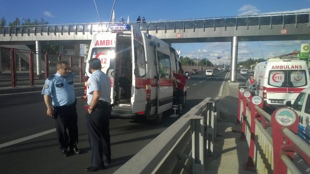 Direksiyon Hakimiyetini Kaybeden Kadın Sürücü Kaza Yaptı