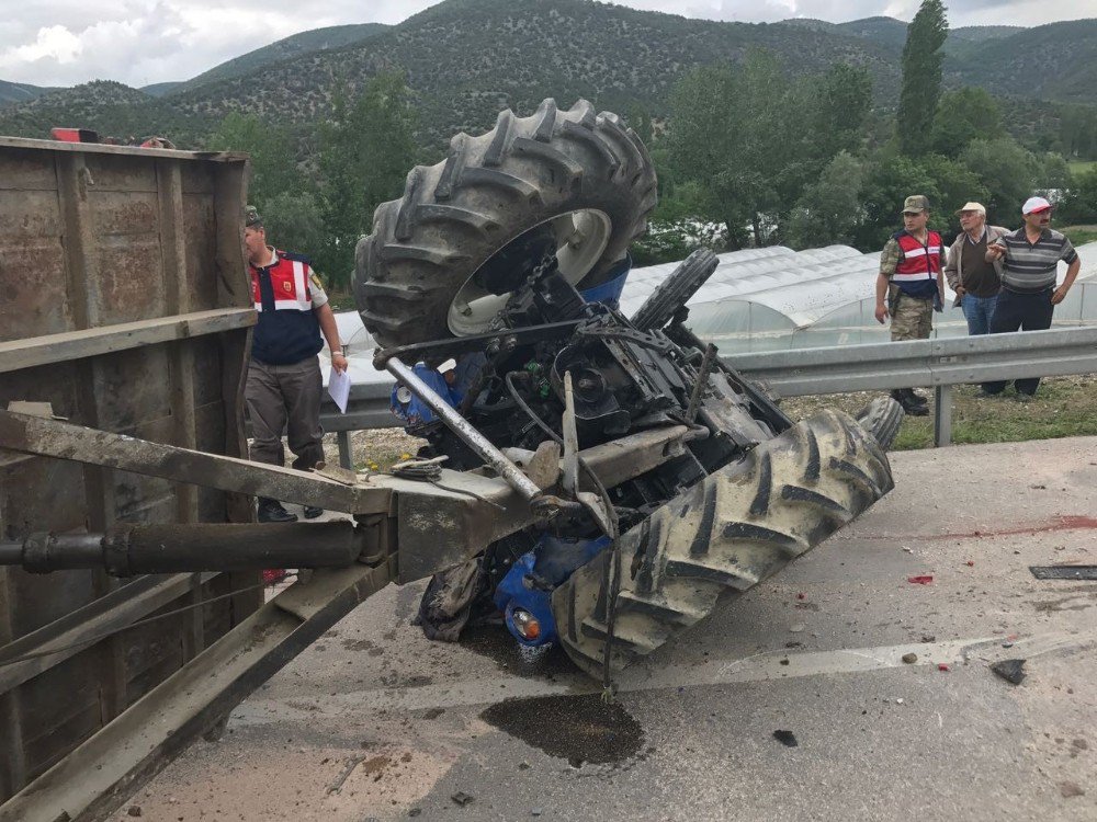 Amasya’da Traktör İle Minibüs Çarpıştı: 1 Ölü, 3 Yaralı