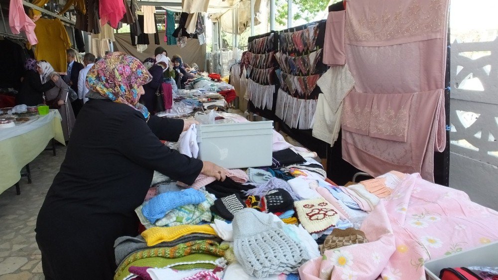 Burhaniye’de Kermes Geliri 75 Öğrenciye Harçlık Olacak