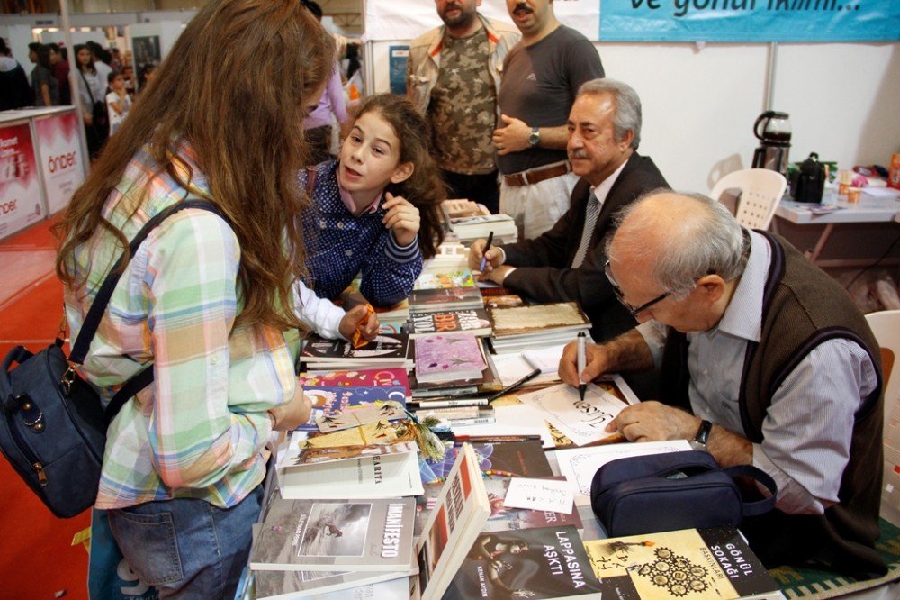 Yazarlar Bu Fuarda Kendilerini Tanıtıyor