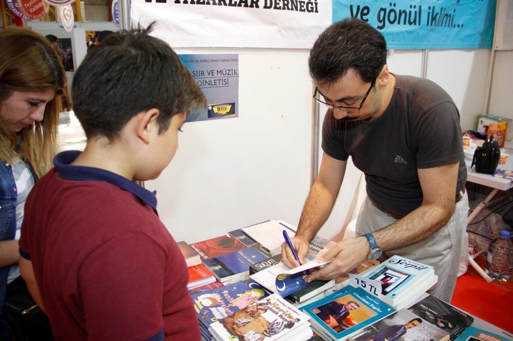 Yazarlar Bu Fuarda Kendilerini Tanıtıyor