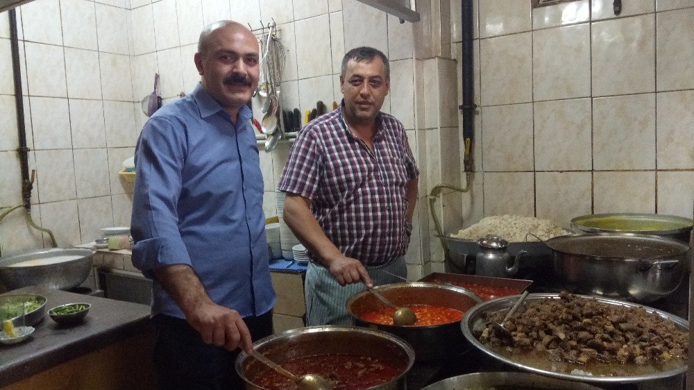 Yoksul Vatandaşlara Ücretsiz Yemek Vererek Aile Geleneğini Devam Ettiriyor