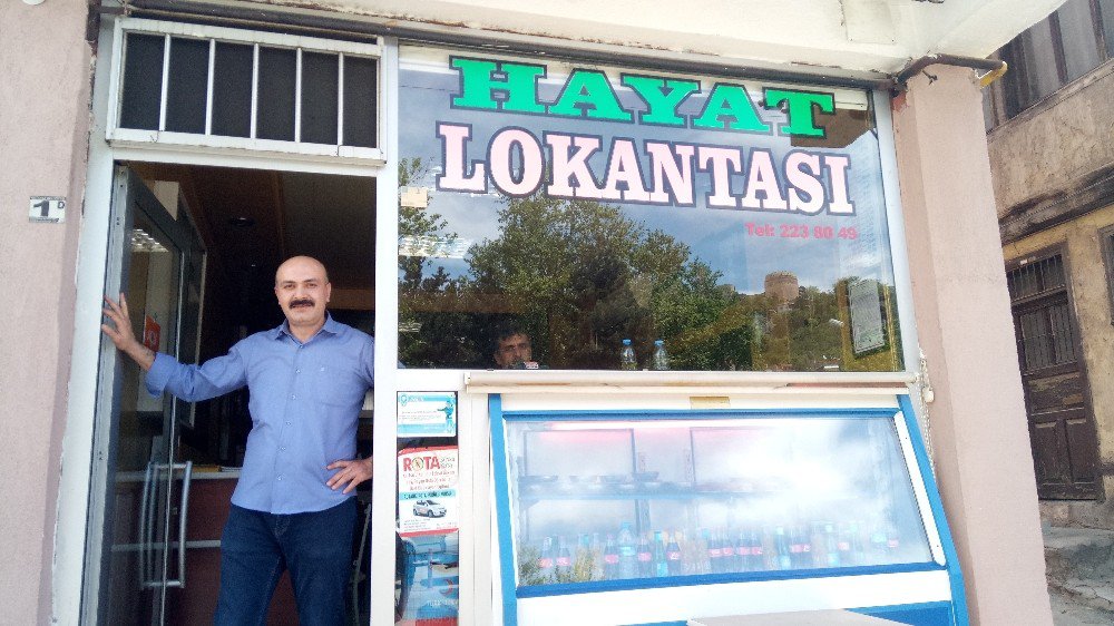 Yoksul Vatandaşlara Ücretsiz Yemek Vererek Aile Geleneğini Devam Ettiriyor